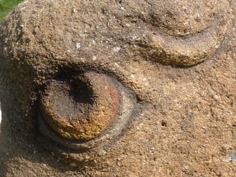 Detail oka v pískovci