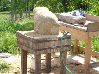 Pracovní prostor pro sochařskou práci na zahradě