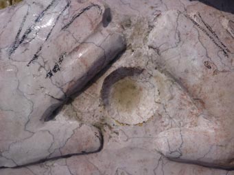 Rozpracovaný reliéf v mramoru