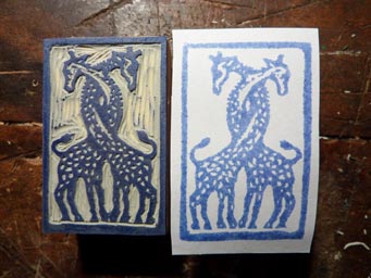 Linorytové razítko s motivem žirafy